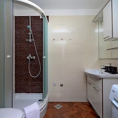 Mia Apartment Split
